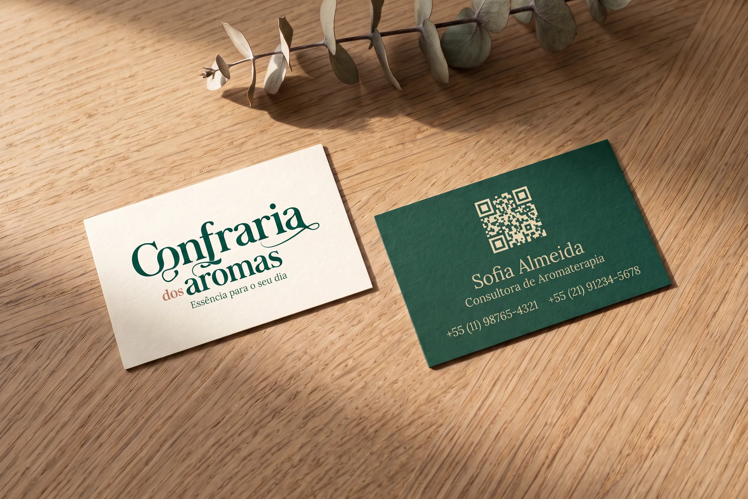 Cartões de visita da Confraria dos Aromas, um creme e um verde