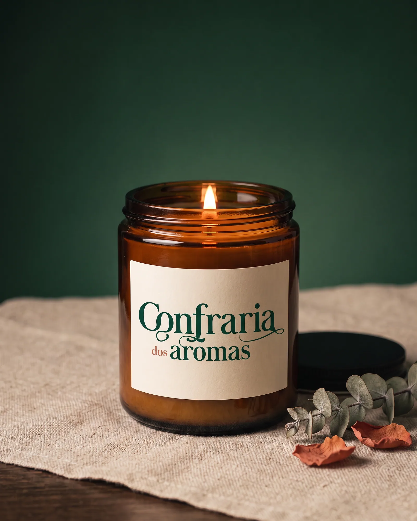 Vela aromática em pote de vidro âmbar com o rótulo da Confraria dos Aromas