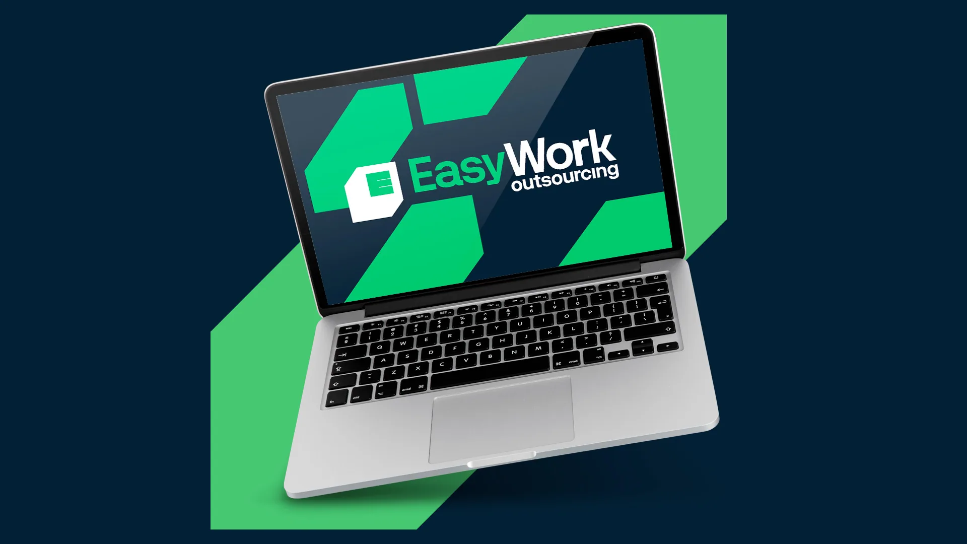 Notebook com a marca EasyWork outsourcing na tela, sobre fundo azul-marinho com uma faixa verde na diagonal