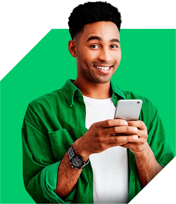 Homem sorrindo com o celular nas mãos, de camisa verde, numa moldura verde de cantos chanfrados
