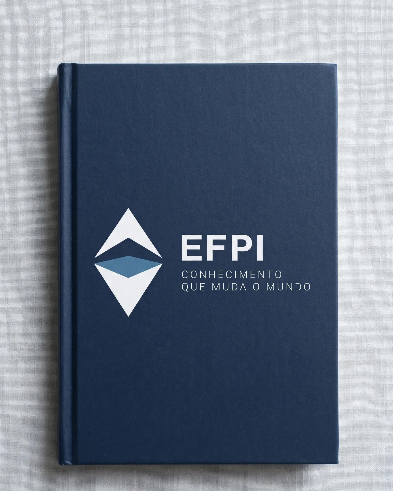 Caderno de capa azul com o símbolo da EFPI