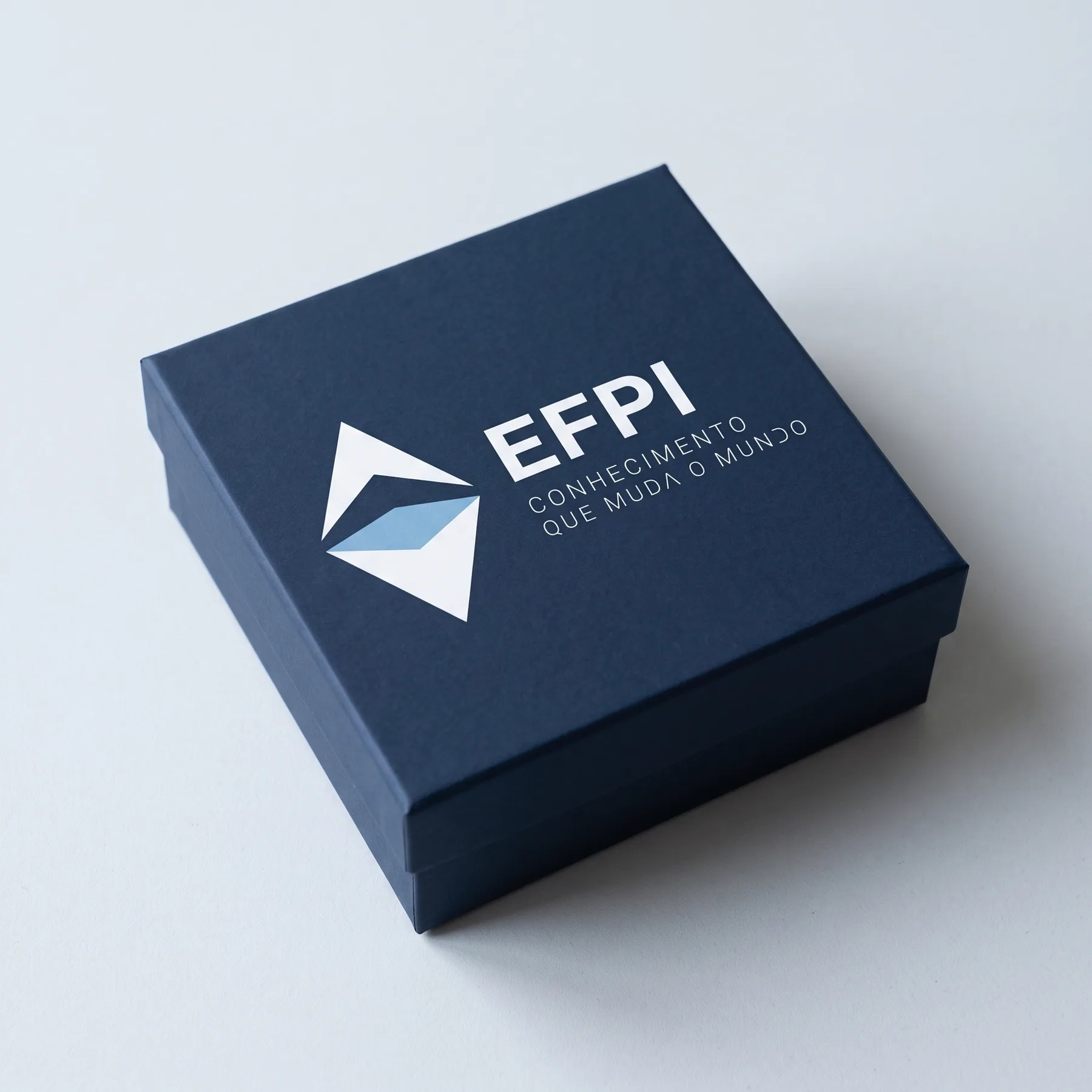 Caixa azul do kit de boas-vindas com o logo da EFPI na tampa