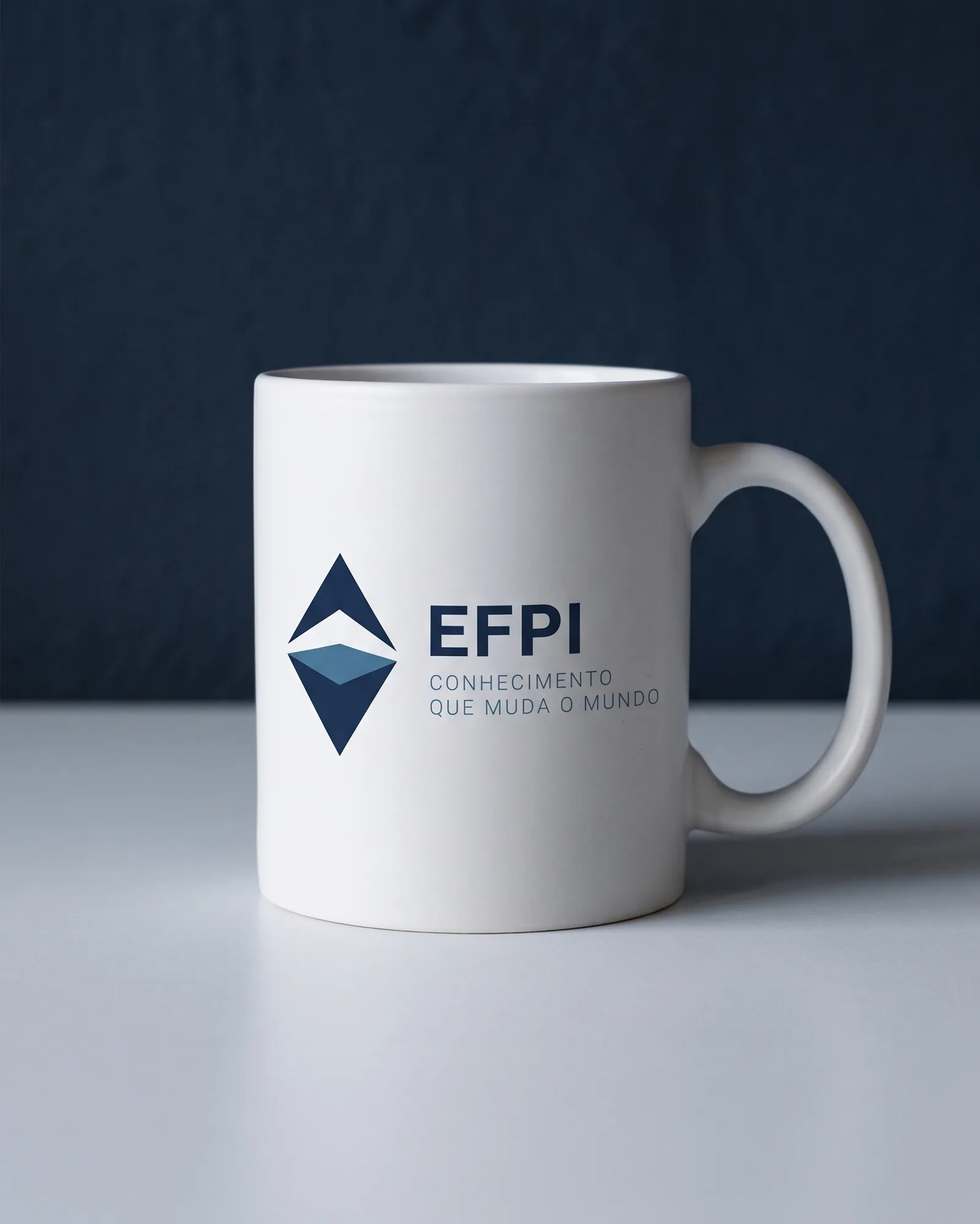 Caneca branca com o símbolo da EFPI