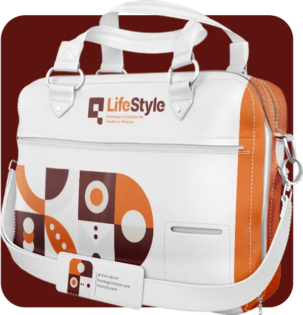 Bolsa branca com o logo da LifeStyle, faixa laranja na lateral e o grafismo geométrico em bordô e laranja