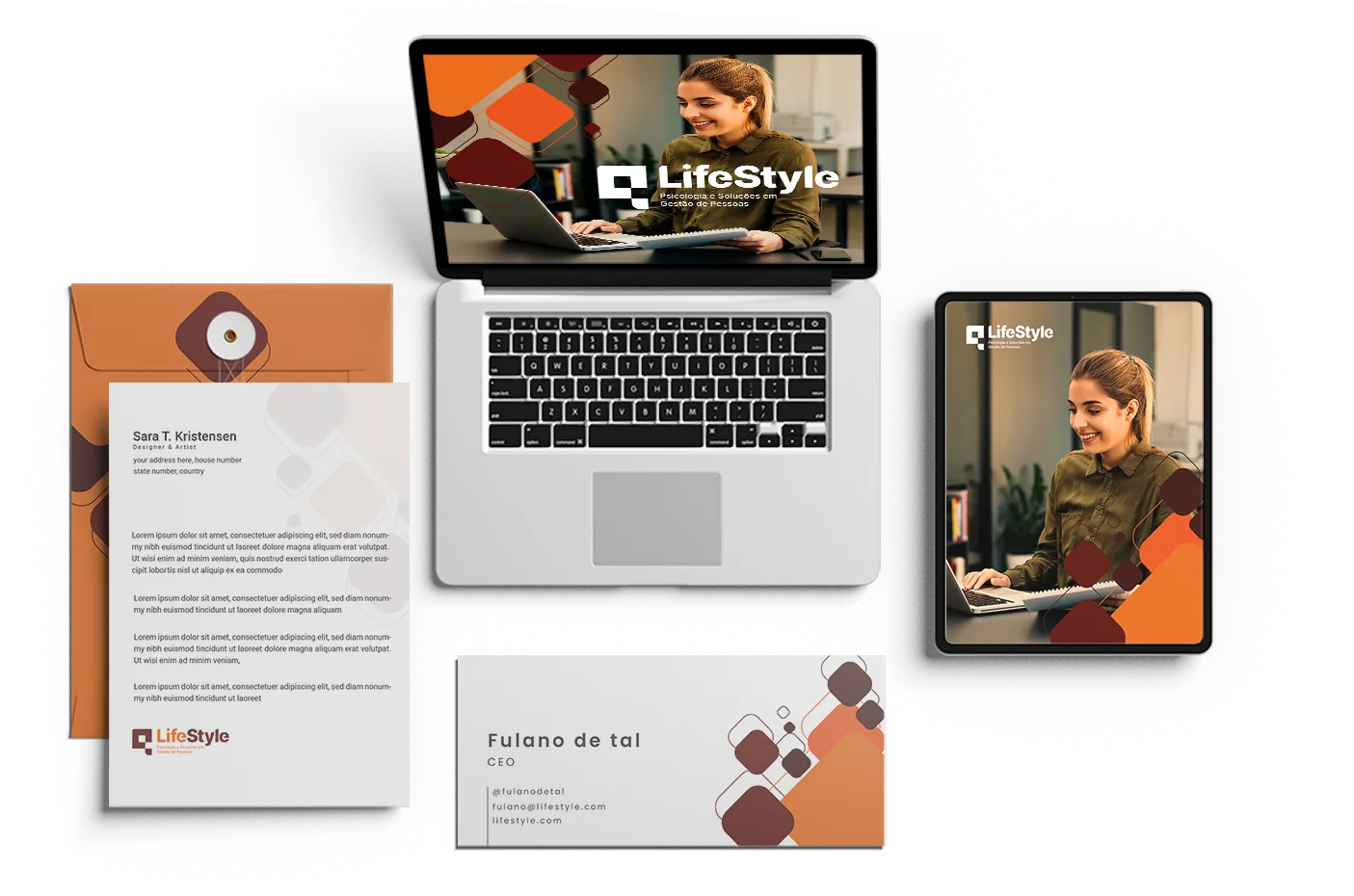 Notebook e tablet com fotos de uma profissional sorrindo e o logo da LifeStyle, ao lado de carta, envelope laranja e cartão com o grafismo