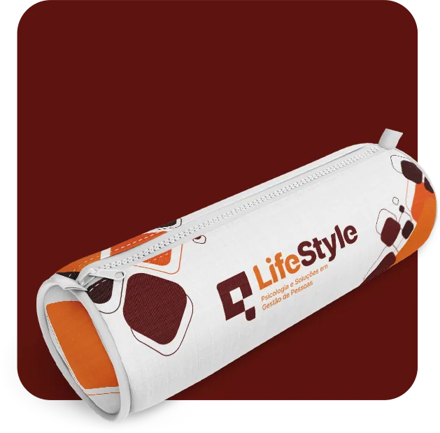 Estojo cilíndrico branco com o logo da LifeStyle e formas arredondadas em bordô e laranja