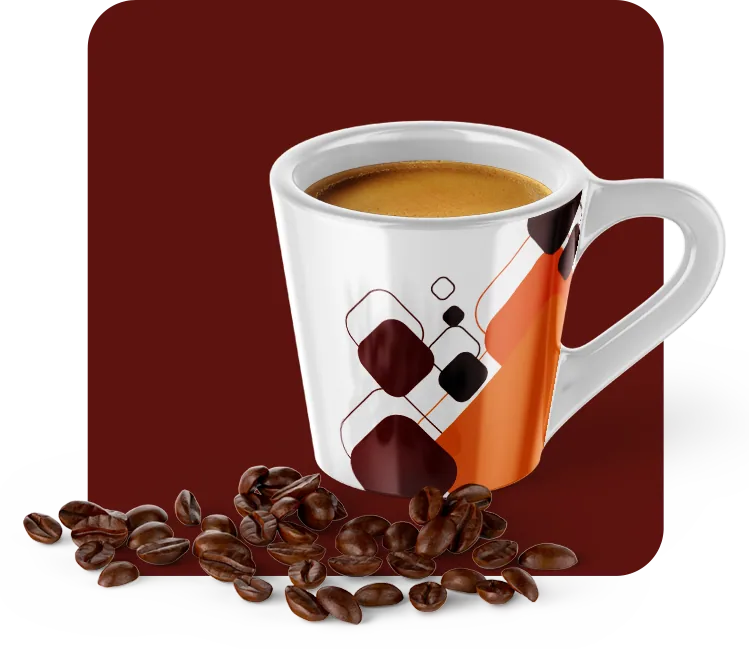 Xícara de café branca com quadrados arredondados em bordô e uma faixa laranja, ao lado de grãos de café