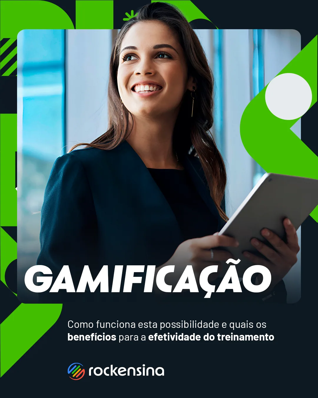 Post “Gamificação” em retrato, com mulher segurando um tablet entre formas verdes